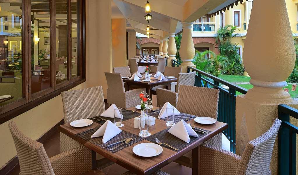 Country Inn & Suites By Radisson, Goa Кандолим Ресторант снимка