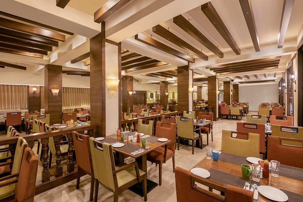 Country Inn & Suites By Radisson, Goa Кандолим Ресторант снимка